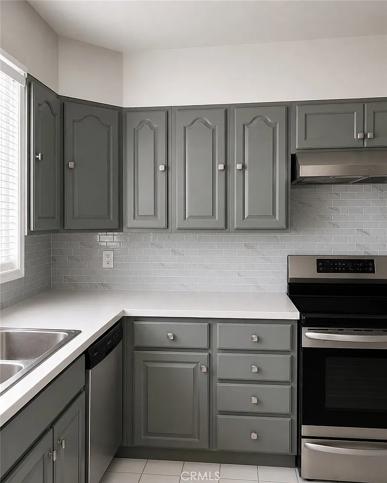 3 bed, 2.5 bath, 1572 sqft, $4,200 — Photo 3