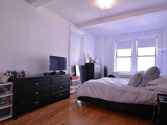 3rd image of 200 W 70th St #5V