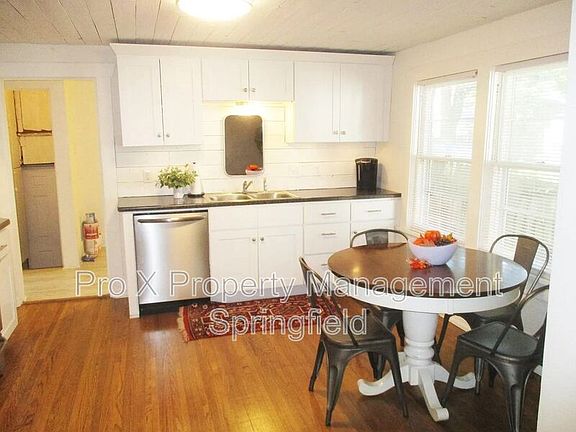 5th image of 1069 S Broadway Ave