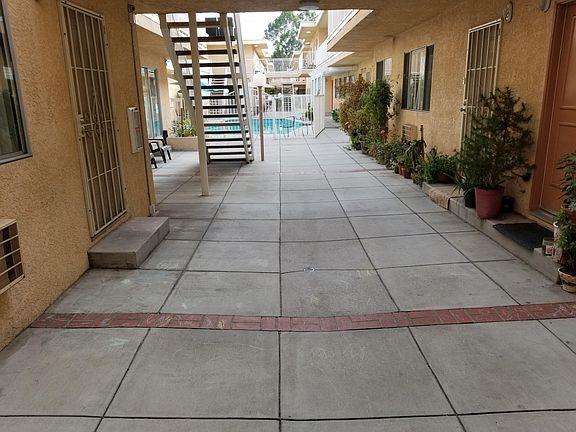 4th image of 11222 Moorpark St #220