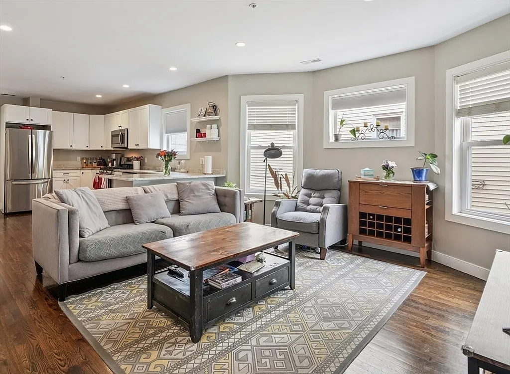 3 bed, 2.0 bath, 975 sqft, $3,300 — Photo 3