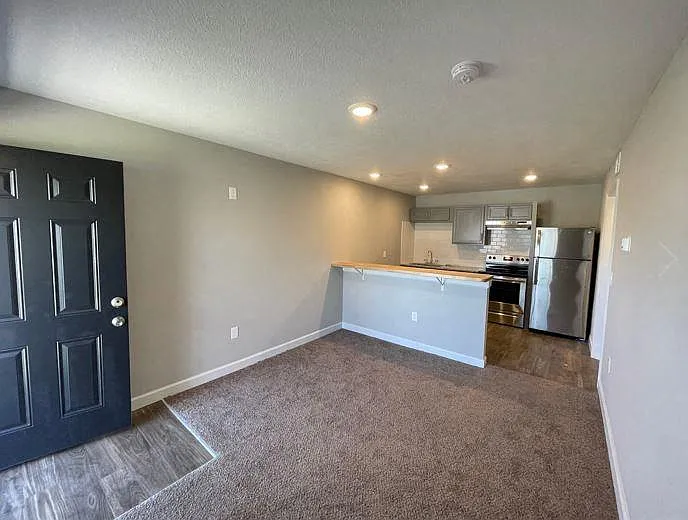 Chelsea Apartments — Photo 14