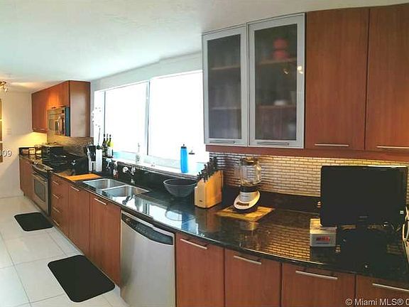 3rd image of 1800 N Bayshore Dr APT 801