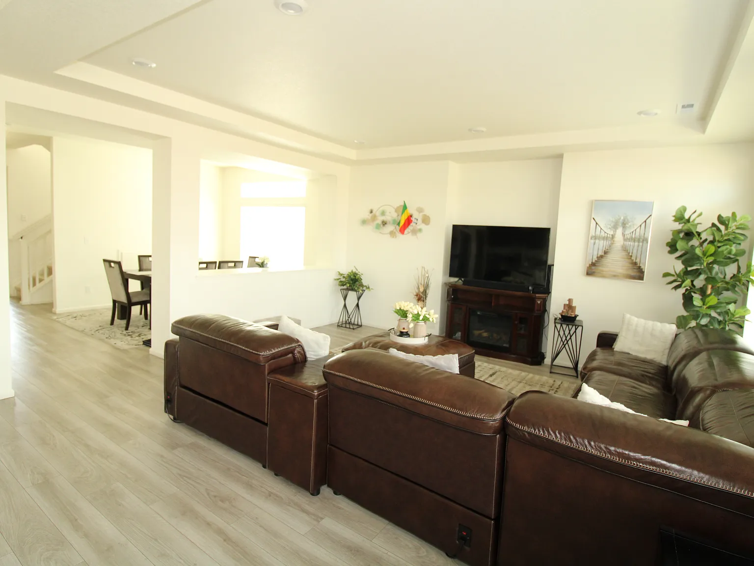 3 bed, 2212 sqft, $3,695 — Photo 4