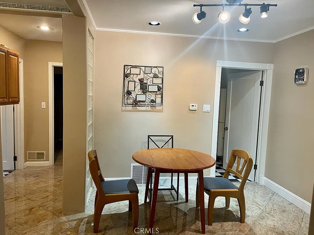 3 bed, 1800 sqft, $3,500 — Photo 2