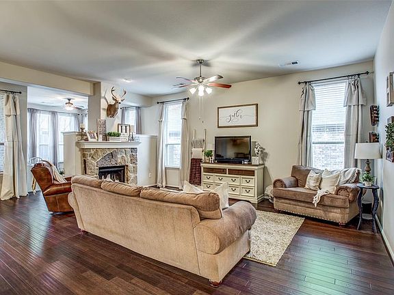 3rd image of 324 Blackhaw Dr