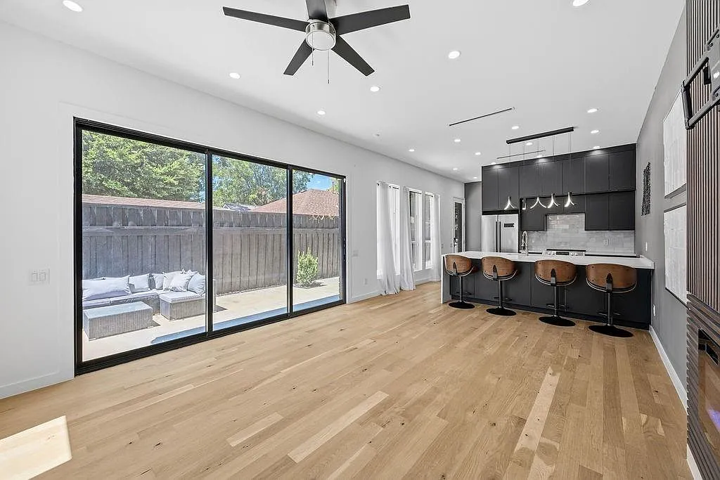 3 bed, 2.5 bath, 1904 sqft, $3,800 — Photo 3