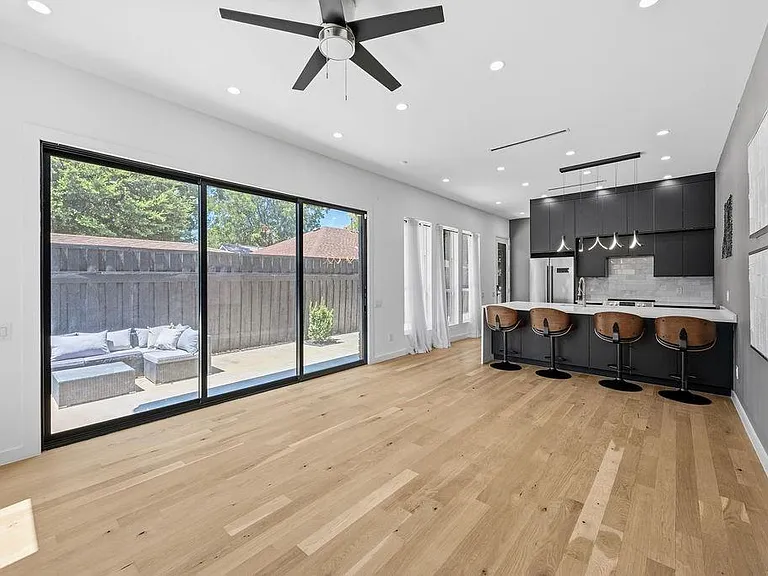 2722 Hondo Ave — Photo 3