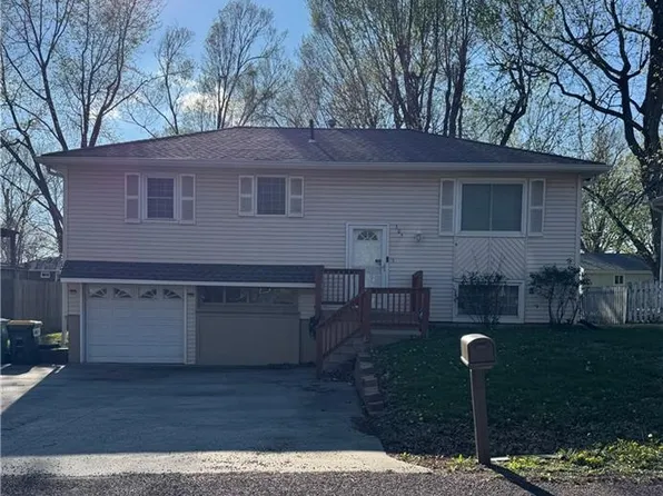 305 S Franklin St, Spring Hill, KS 66083