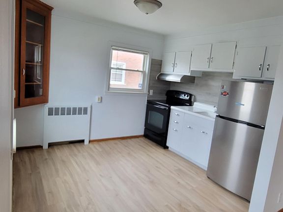 Kitchen, new fridge + range hood.