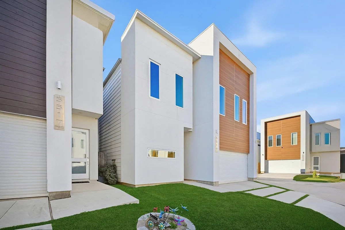 Building Photo - 5519 Paraiso Pl