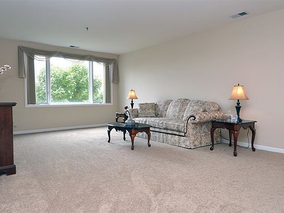 5th image of 6411 Lincoln Ave Unit 401