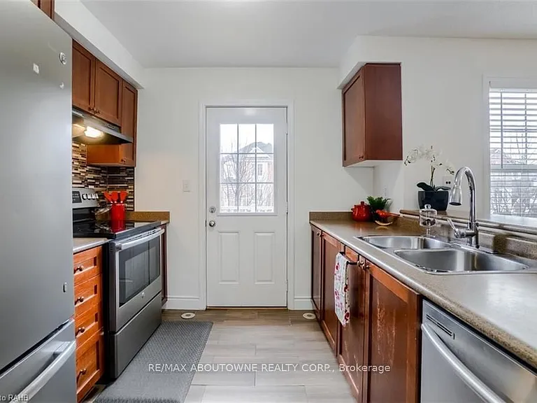 3057 Dewridge Ave — Photo 4