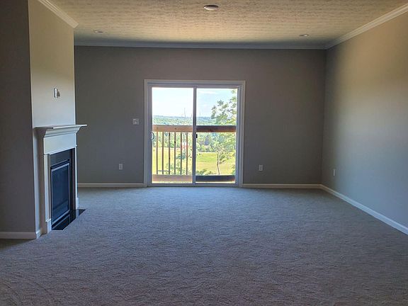 Family Room w Fireplace