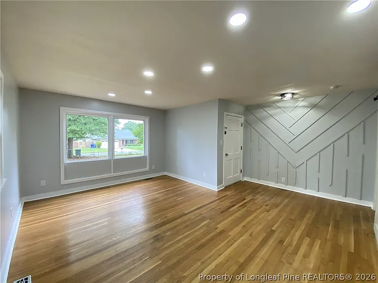290 Lemont Dr — Photo 3