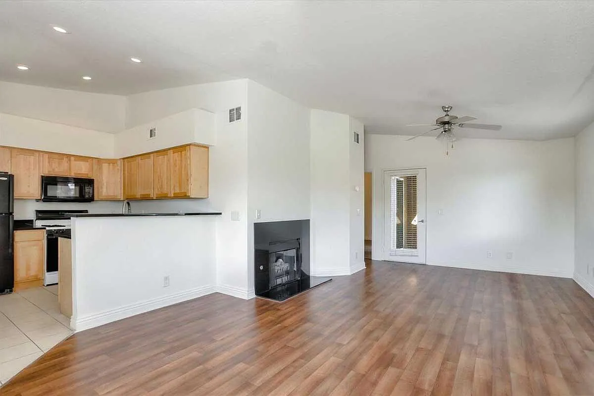 Solana Apartments — Photo 4