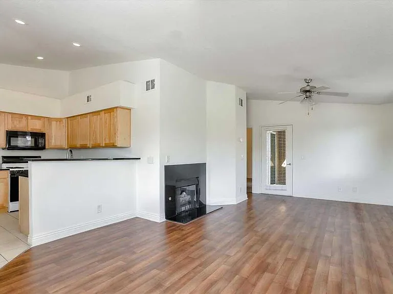 Solana Apartments — Photo 4