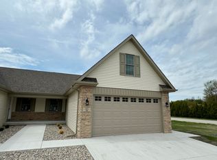 821 9th St SW #9B, Demotte, IN 46310