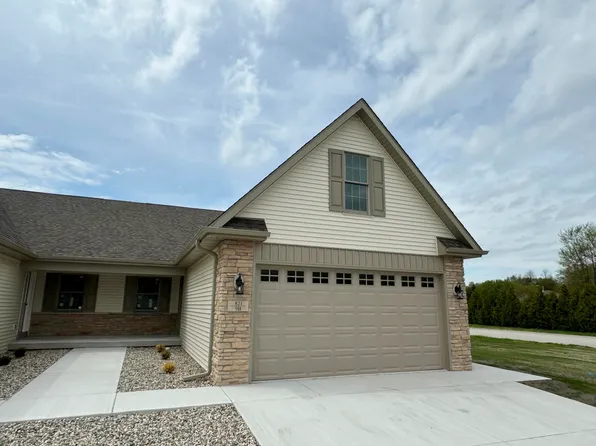 821 9th St SW #9B, Demotte, IN 46310