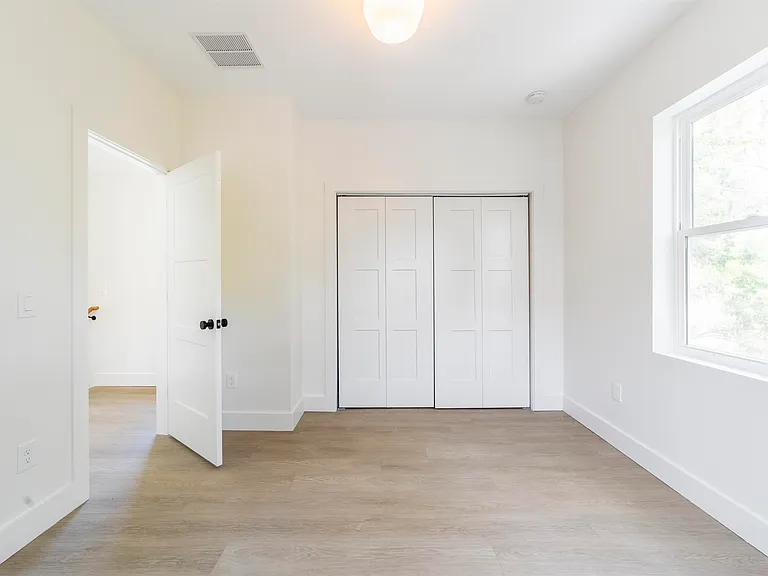 962 Alexander St — Photo 32