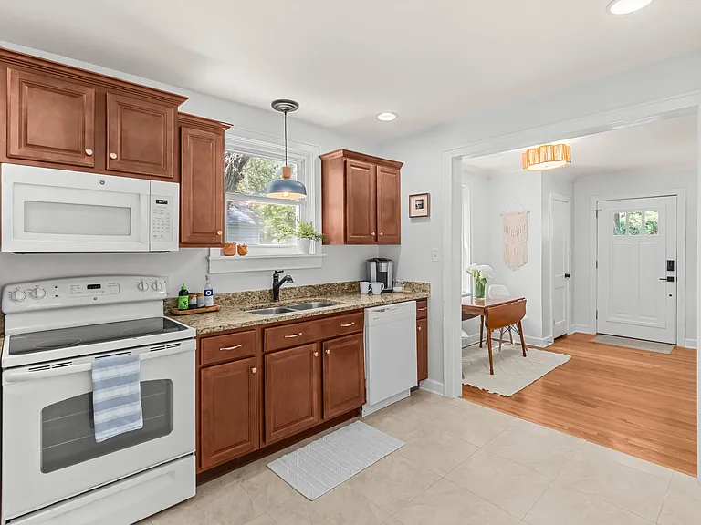 306 Yates Ave — Photo 12