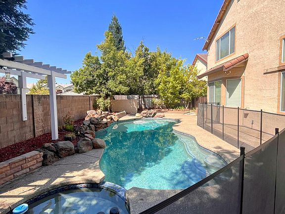 3rd image of 979 Sterling Cir