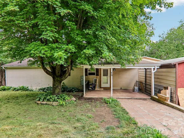 19 Dot St, Clyde, NC 28721