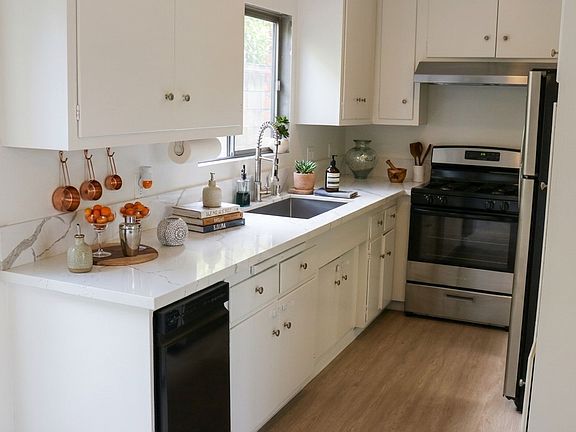 2nd image of 2849 Waverly Dr APT 2