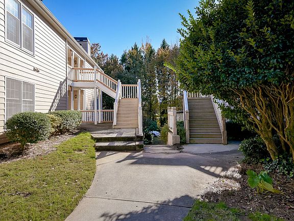 4th image of 2811 Vineyard Way SE
