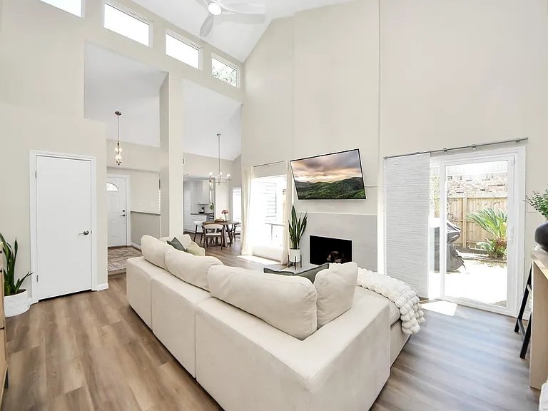 18019 Autumn Hills Dr — Photo 8