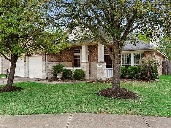 This 2005 Hallmark Builder home is a Split Floor Plan with 4 Bedrooms & 2 Full Bathrooms with NO Back Neighbors!