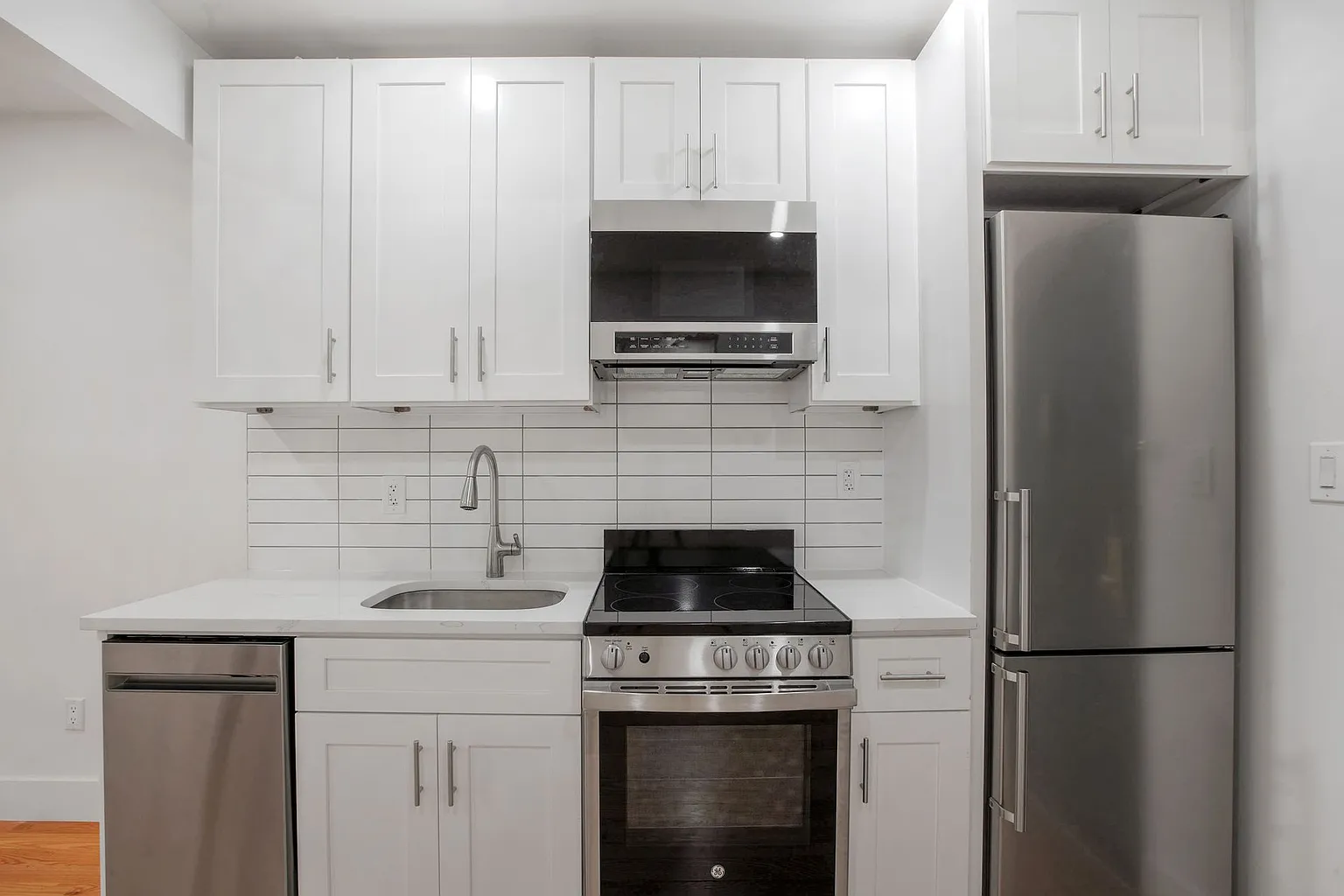 337 E 54th St APT 1B photo 1
