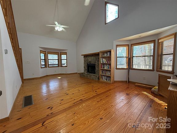 5th image of 584 Chatuge Village Cir