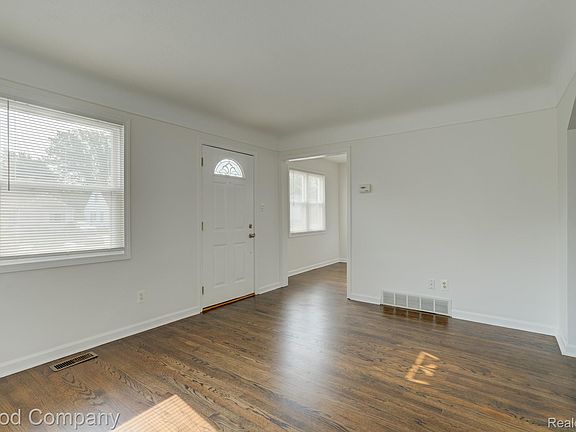 4th image of 3095 Buckingham Ave