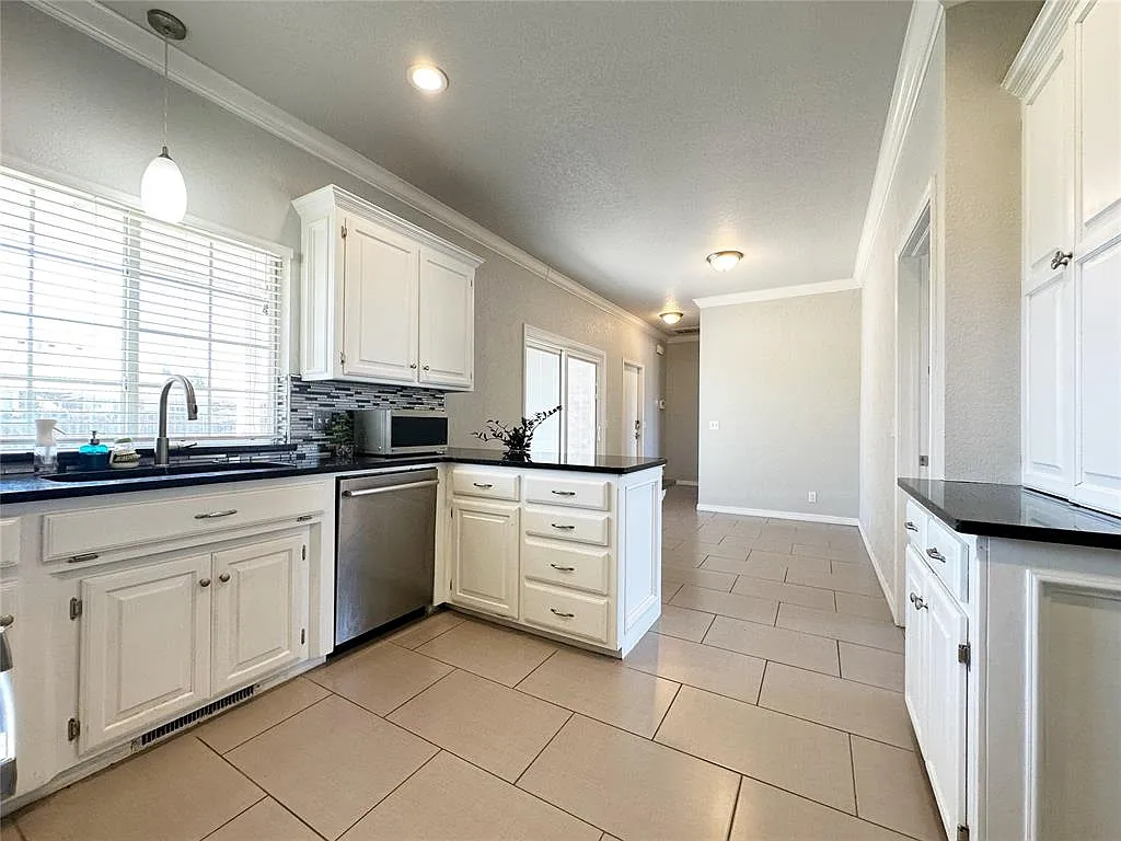 3 bed, 2.5 bath, 1855 sqft, $2,400 — Photo 4