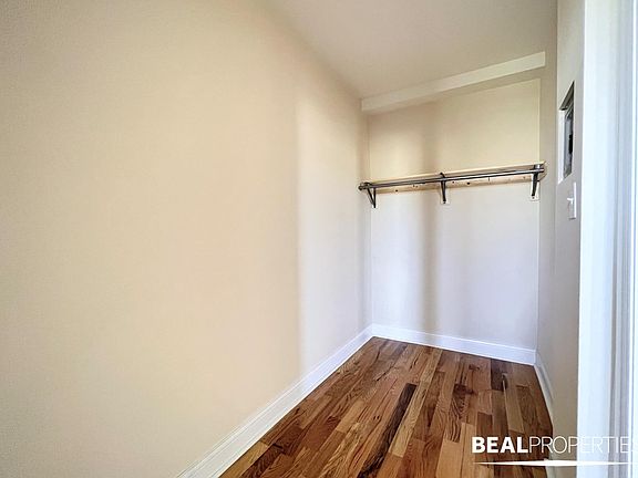 3rd image of 818 W Diversey Ave