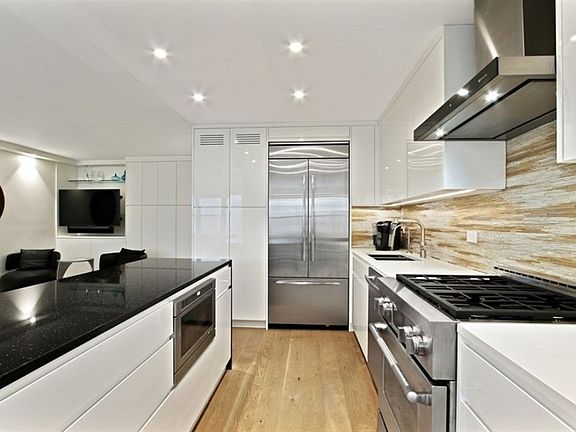 4th image of 15 W 72nd St APT 20N