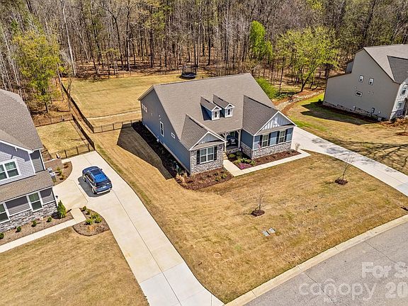 3rd image of 322 Muirfield Way