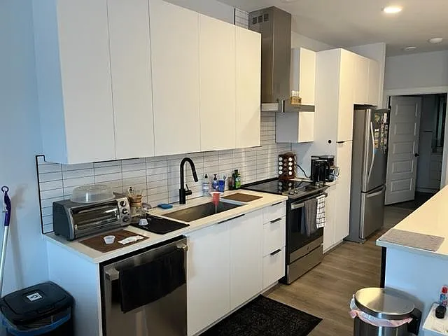 fully furnished kitchen (microwave located in island)