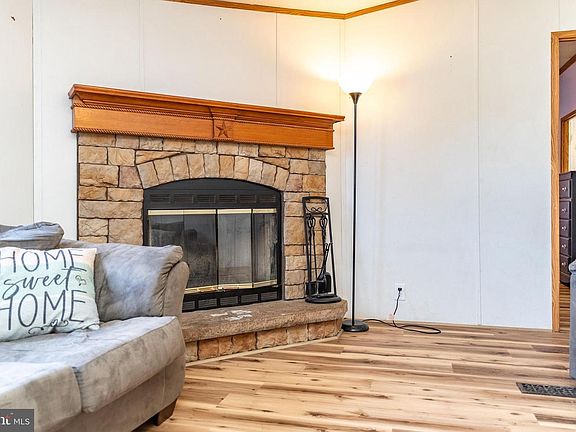 4th image of 684 Jollett Rd