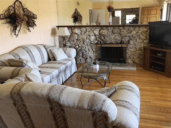 4th image of 327 Serra Dr