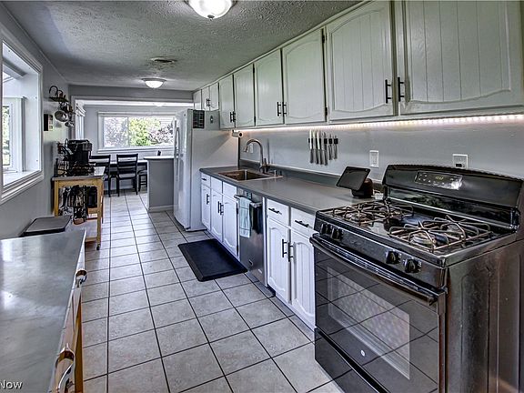 3rd image of 2133 Etta Blvd