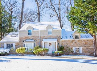 22 Old Field Ln, Great Neck, NY 11020