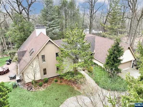 8 Red Rock Trl, Saddle River, NJ 07458