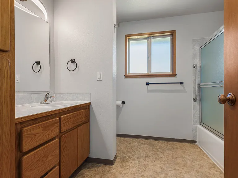 517 Pecks Dr — Photo 10