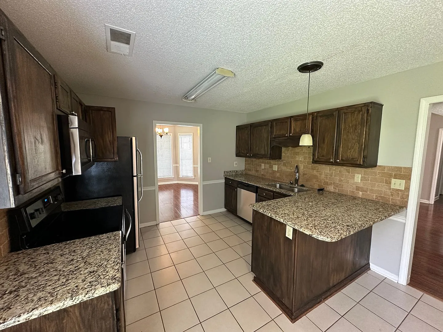 Lovely Bartlett Home In The Beautiful Bartlett Estates Subdivision! Backyard Is Fully Fenced! Pet... — Photo 3
