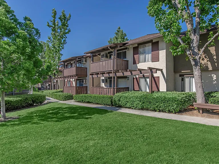 Country Hills Apartment Homes — Photo 9