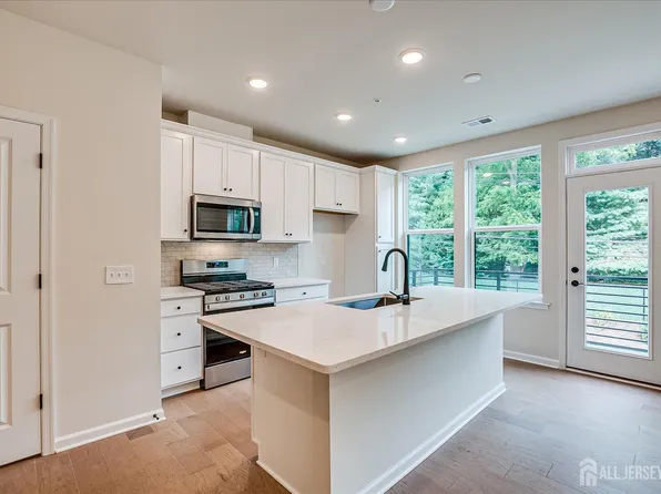 624 Sadie Cir, New Brunswick, NJ 08901