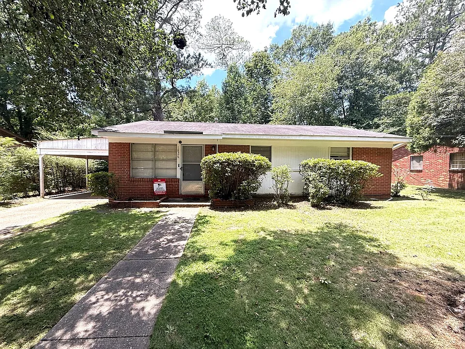 1826 Pinecrest Dr