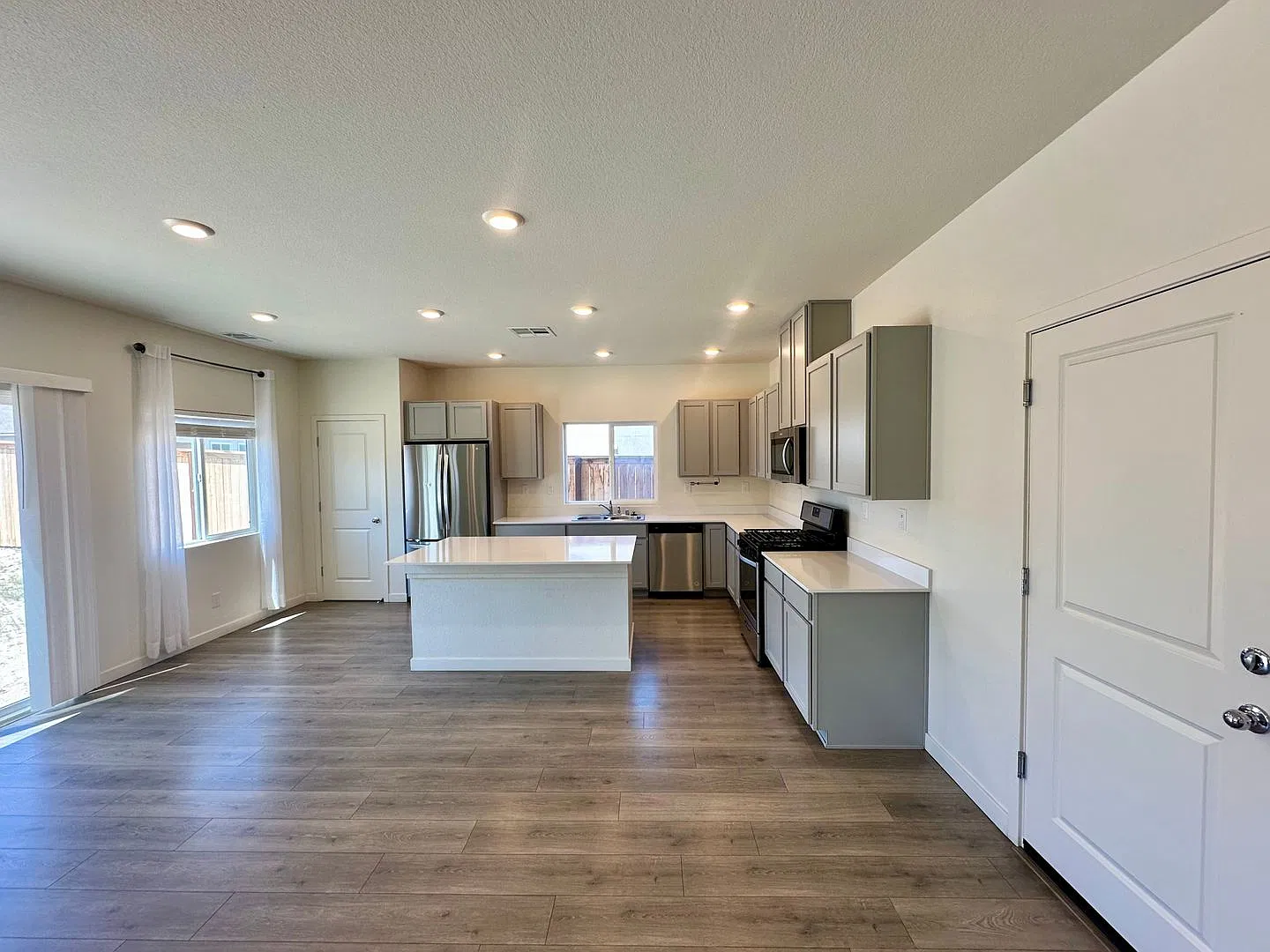 4 Bedroom + Den, 3 Baths newly built home in Kiley Ranch. Available Now. Includes Sewer and Trash. — Photo 4